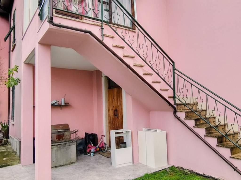 casa indipendente in vendita a Sarzana