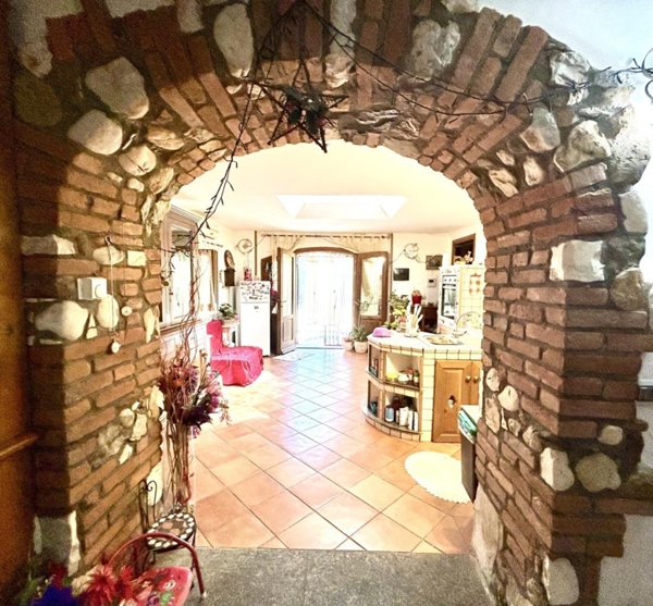 casa indipendente in vendita a Sarzana