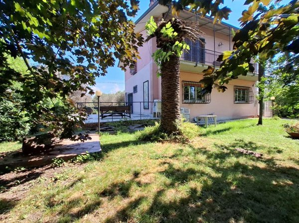 casa indipendente in vendita a Sarzana