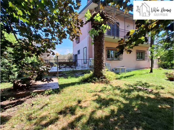 casa indipendente in vendita a Sarzana