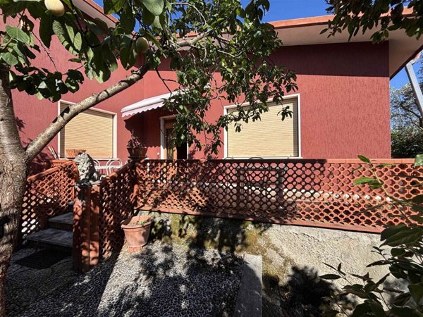 casa indipendente in vendita a Sarzana