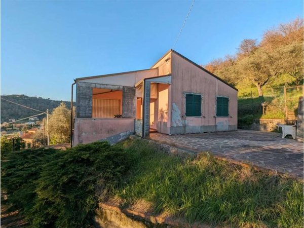 casa indipendente in vendita a Sarzana