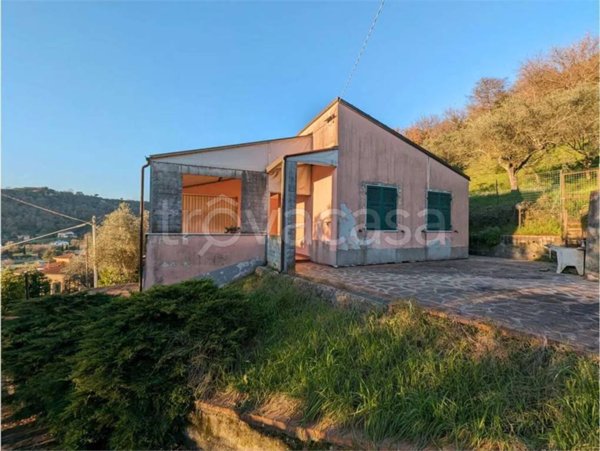 casa indipendente in vendita a Sarzana