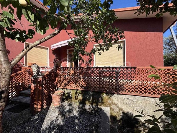 casa indipendente in vendita a Sarzana