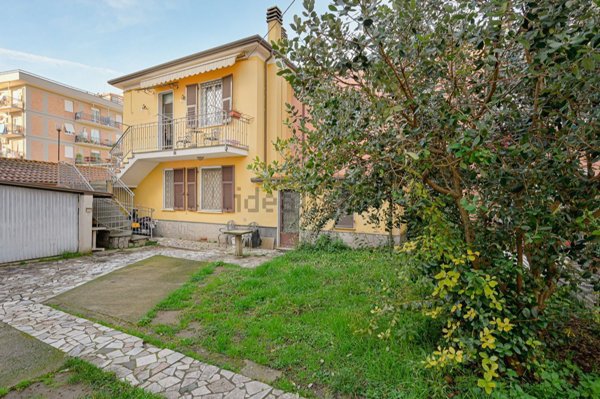 pentavano in vendita a Sarzana