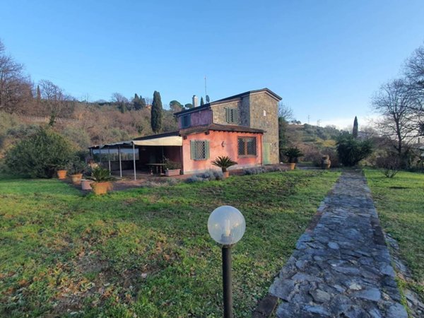casa indipendente in vendita a Sarzana