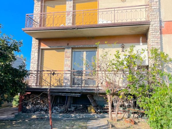 casa indipendente in vendita a Sarzana