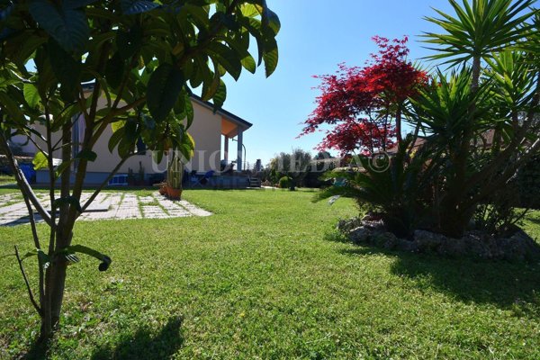 casa indipendente in vendita a Sarzana