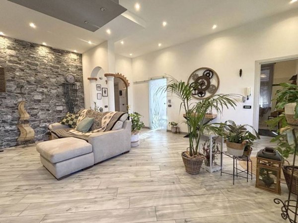 casa indipendente in vendita a Sarzana