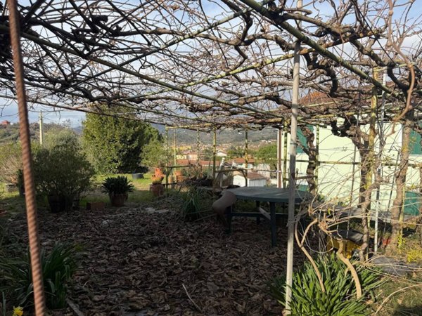 casa indipendente in vendita a Sarzana