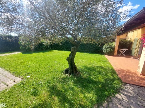 casa indipendente in vendita a Sarzana
