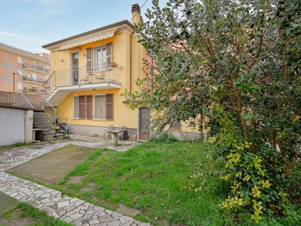 casa indipendente in vendita a Sarzana
