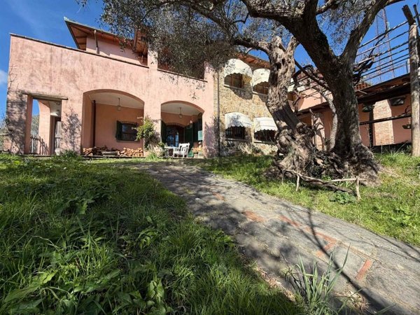 casa indipendente in vendita a Sarzana