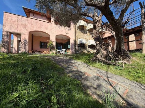 casa indipendente in vendita a Sarzana