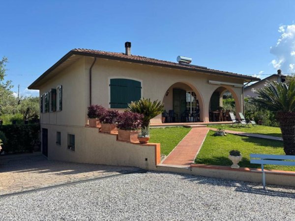casa indipendente in vendita a Sarzana in zona Falcinello