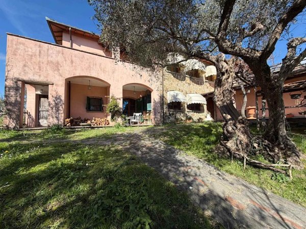 casa indipendente in vendita a Sarzana