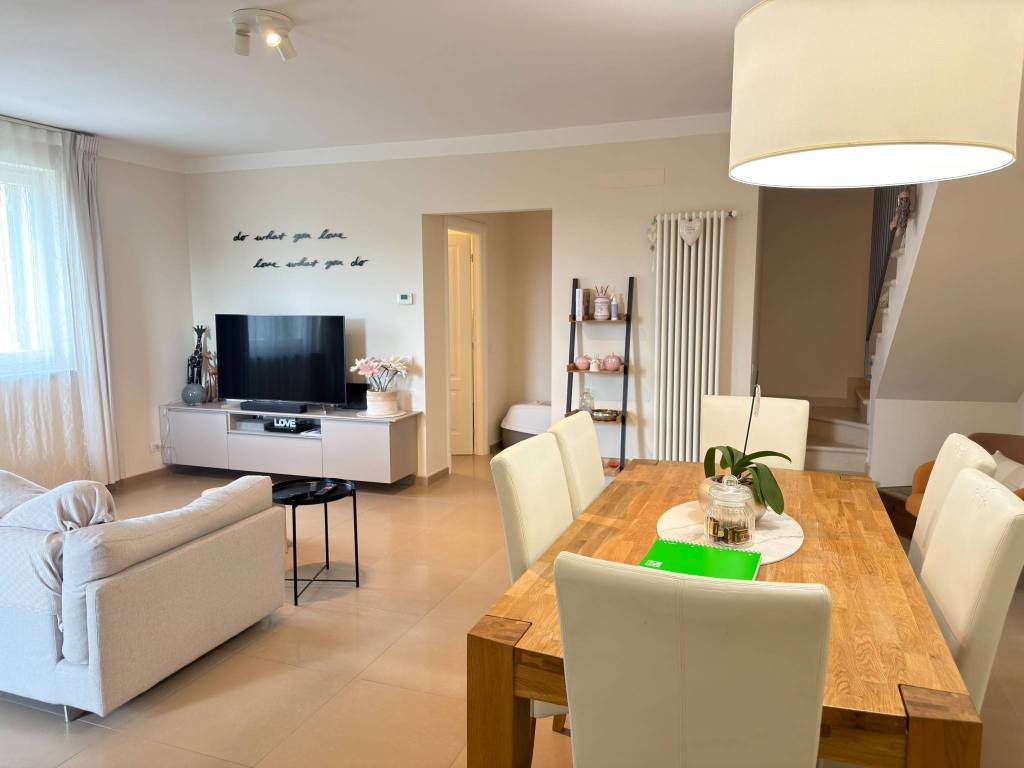 casa indipendente in vendita a Sarzana