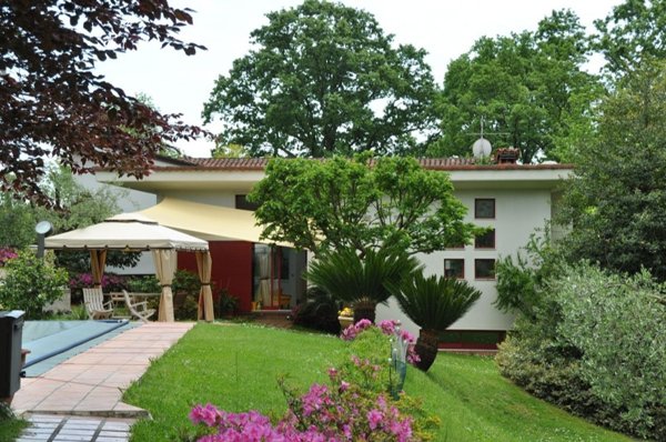 casa indipendente in vendita a Sarzana