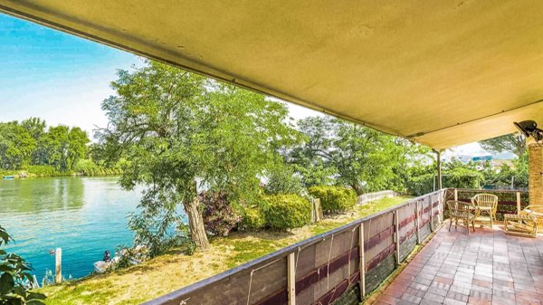 casa indipendente in vendita a Sarzana
