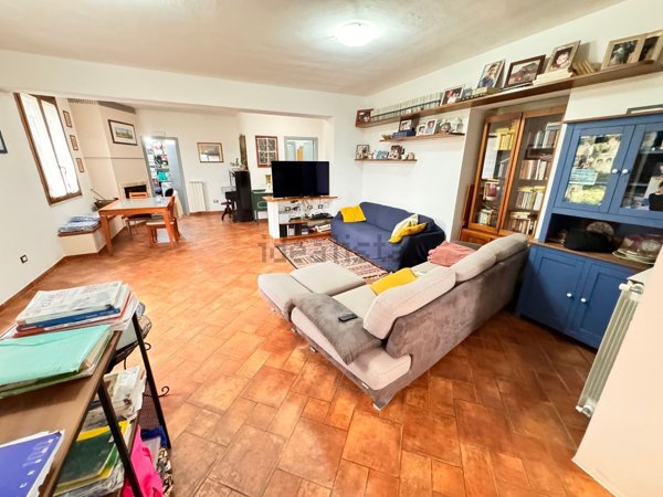 casa indipendente in vendita a Sarzana