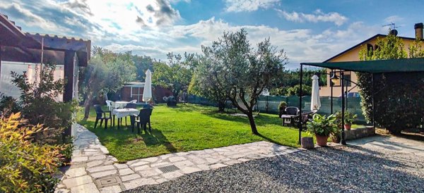 casa indipendente in vendita a Sarzana