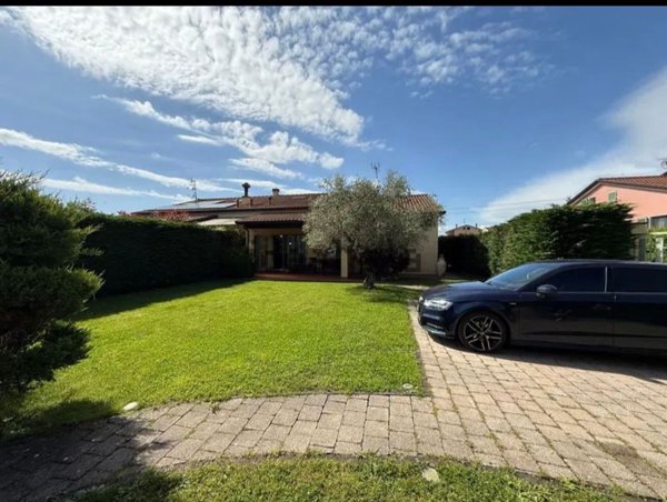 casa indipendente in vendita a Sarzana