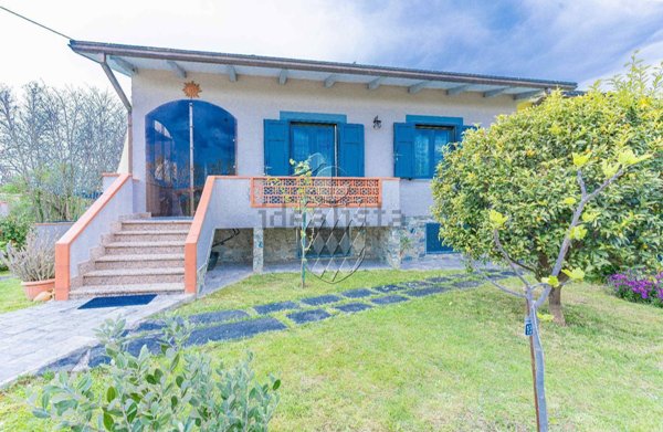 casa indipendente in vendita a Sarzana in zona Marinella di Sarzana