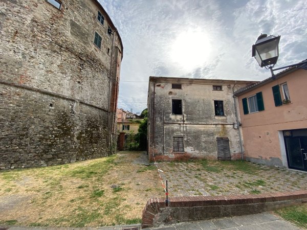 casa indipendente in vendita a Sarzana