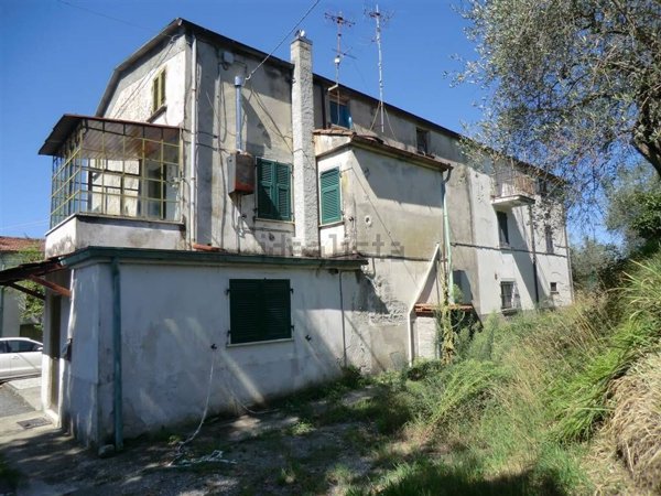 casa indipendente in vendita a Sarzana