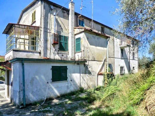 casa indipendente in vendita a Sarzana