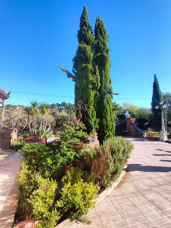 casa indipendente in vendita a Sarzana