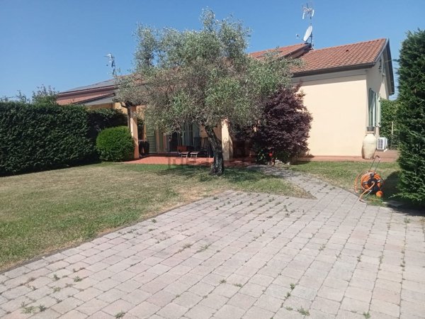 casa indipendente in vendita a Sarzana