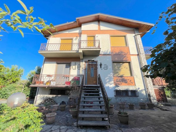 casa indipendente in vendita a Sarzana