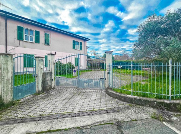 casa indipendente in vendita a Sarzana