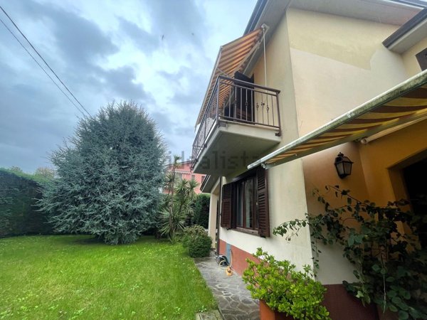 casa indipendente in vendita a Sarzana