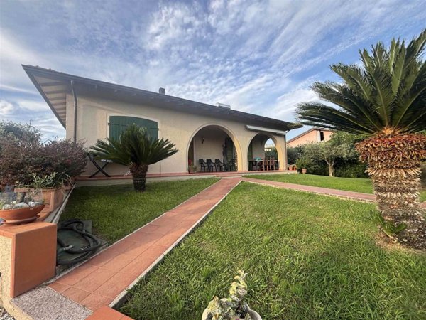 casa indipendente in vendita a Sarzana