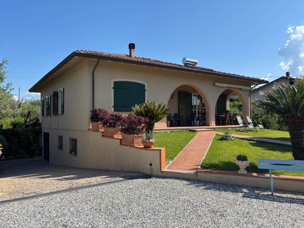 casa indipendente in vendita a Sarzana