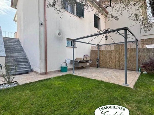 casa indipendente in vendita a Sarzana