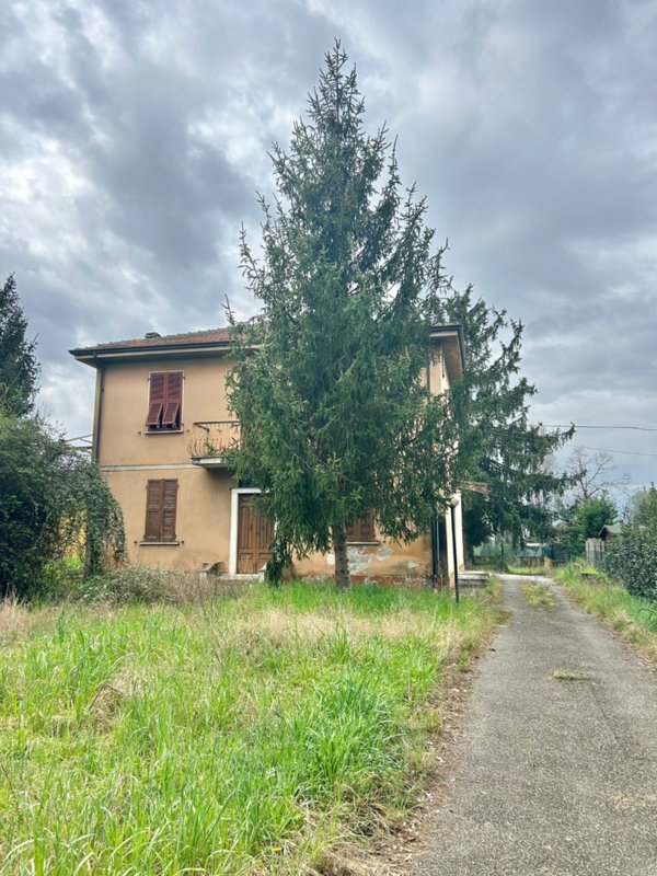 casa indipendente in vendita a Sarzana