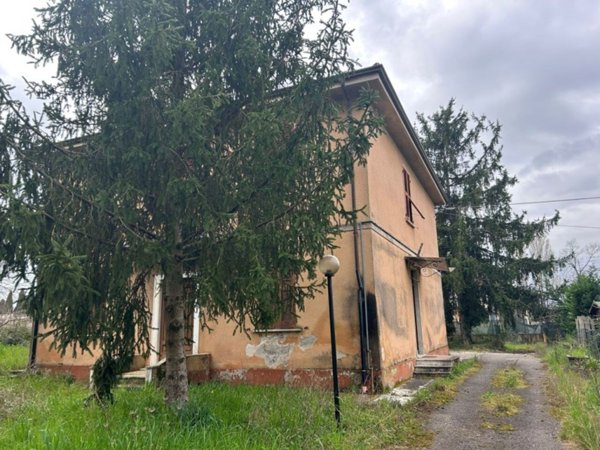 casa indipendente in vendita a Sarzana