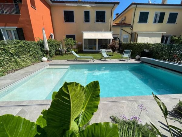 casa indipendente in vendita a Sarzana