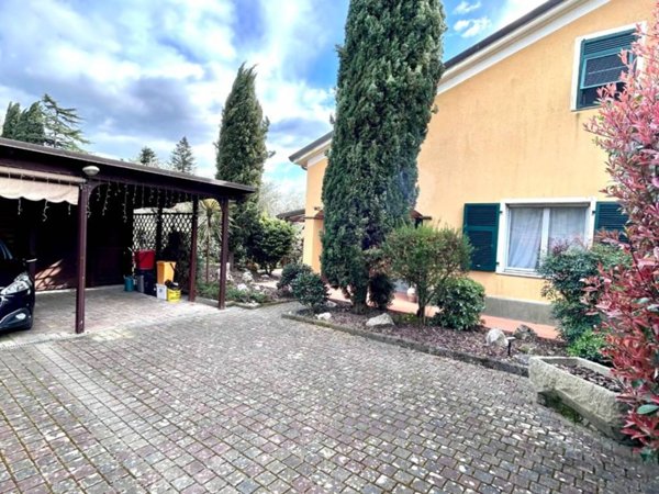 casa indipendente in vendita a Sarzana