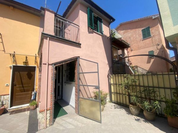 casa indipendente in vendita a Sarzana in zona Falcinello