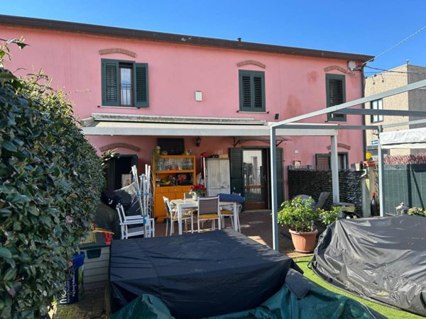 casa indipendente in vendita a Sarzana