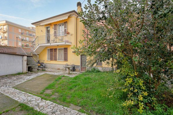 casa indipendente in vendita a Sarzana