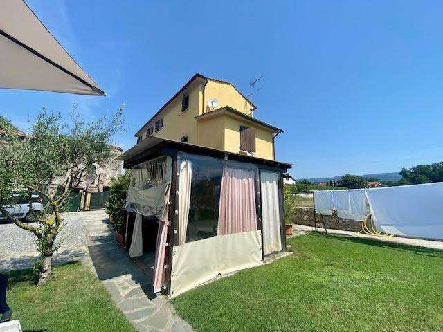 casa indipendente in vendita a Sarzana