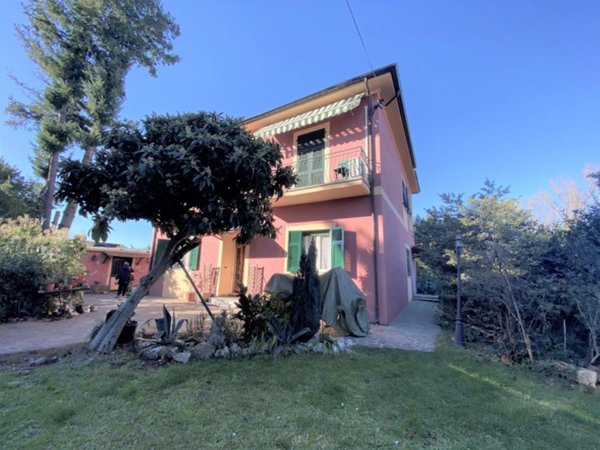 casa indipendente in vendita a Sarzana