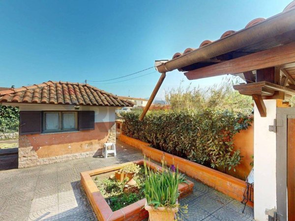 casa indipendente in vendita a Sarzana