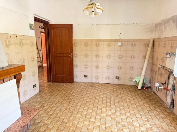 casa indipendente in vendita a Sarzana