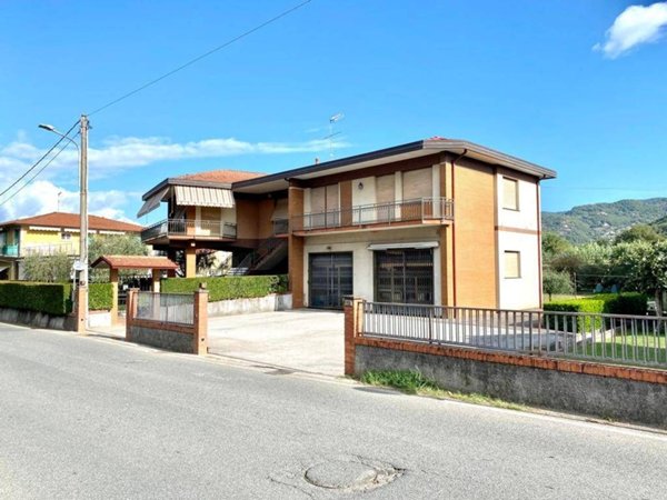 casa indipendente in vendita a Sarzana